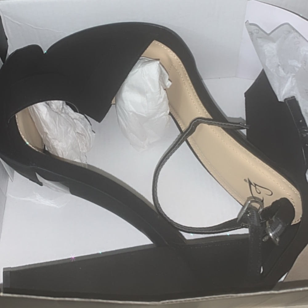 Color black,material suede/velvet,size 8.5